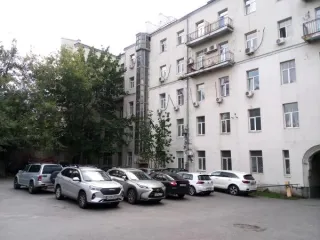 Нежилое помещение по адресу: г. Москва, ул. Буженинова, д. 12, площадью 197,9 кв. м, (этаж № 1), кадастровый номер: 77:03:0003014:6289 Назначение нежилого помещения: Свободное Общая площадь: 197.9