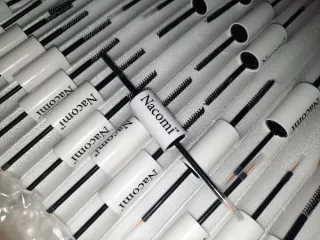 Nacomi кисти для макияжа. Комплекты для нанесения косметических средств на глаза, состоящие из комбинированной кисти с резьбовым соединением с двух сторон, с надписью «Nacomi», двух флаконов из серой пластмассы с резьбой и двух силиконовых направляющих колпачков-дозаторов для флаконов. На упаковке…