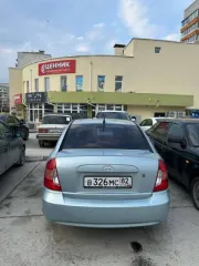 Hyundai Verna 2006 года, цвет светло-голубой. VIN: NLHCM41AP7Z035184, ПТС: 77ХА253194, госномер В326МС82. Производство Турция. Бензиновый двигатель 1.4 л (1399 см³) мощностью 97 л.с. Максимальная масса 1600 кг, снаряженная масса 1155 кг.