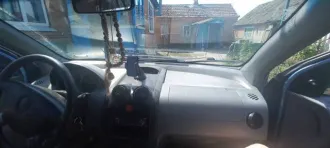 Chevrolet Aveo 2004 года, голубой. VIN: KLASF69A14B180020, ПТС: 77584067, госномер: С851МР09. Произведен в Корее. Двигатель бензиновый, модель F19S3, мощность 82,96 л.с. Кузов: KLASF69A14B180020. Разрешенная максимальная масса 1500 кг, масса без нагрузки 1080 кг.