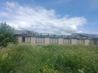 Нежилое здание площадью 1 277,60 кв. м по адресу: Нижегородская область, Тонкинский район, рабочий поселок Тонкино, улица Заречная, дом 24 "А"/1. Кадастровый номер здания: 52:04:0200016:493, земельного участка: 52:04:0200016:492.