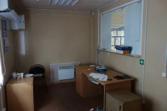 Мобильное здание-блок контейнер 30 кв.м с коммуникациями площадью 30 м2, место нахождение РХ, Алтайский район, село Белый Яр, ул. Кирова, дом 10. Территория отгорожено металлическим забором. Подведены коммуникации: наружные сети водопровода, протяженность 32,4 м и наружные сети канализации…