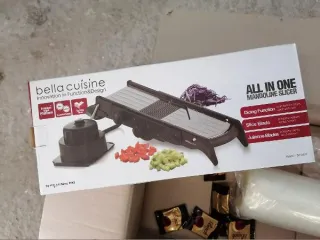 Хозяйственные товары 24 позиции: очки защитные прозрачные 1 шт., кастрюля с крышкой из пищевого силикона 1 шт., электрошоковое устройство 1 шт., ирригатор для полости рта в комплекте с 2-мя насадками 1 шт., люстра потолочная светодиодная 6-рожковая 1 шт., ласты для плавания 1 шт., фен для сушки…