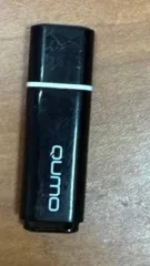 USB накопитель QUMO черного цвета, 2 телефона. Назначение: pryamie. Состояние: Б/У.