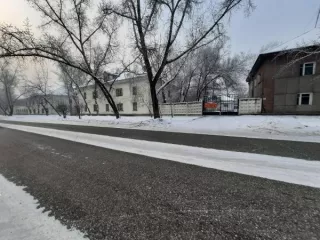 Недвижимое имущество, состоящее из: Земельного участка с кадастровым номером 19:02:010533:1446, площадью 690,0 кв.м., расположенного по адресу: Российская Федерация, Республика Хакасия,  г. Черногорск, Улица Дзержинского, 5. Категория земель: земли населенных пунктов, виды разрешенного…