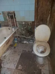 1/4 доли квартиры 47.8 кв. м в Тульской области, г. Новомосковск, ул. Олимпийская, д. 3а, кв. 62. Назначение: жилое, этаж 1. Кадастровый номер: 71:29:010702:581.