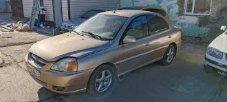 Kia Rio 2003 года, госномер Е312ВА11. Стекла целы, колеса присутствуют, по кузову имеются повреждения лакокрасочного покрытия. Техническое состояние не проверялось. Ключи зажигания, ПТС, СТС отсутствуют. VIN: X4XDC223230000942.