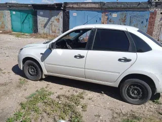 Lada Granta 2017 года, 106.1 л.с., пробег 172263 км. VIN/ПТС: 63OT9664662812201710 / XTA219070J0522812. Автомобиль в удовлетворительном техническом состоянии, имеются следы эксплуатации, притертость на правом заднем крыле, сколы по кузову и бамперах.