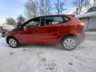 Kia Rio 2013, 107 л.с., 129039 км. Легковой автомобиль KIA Rio (КИА; РИО). VIN: Z94CB51BADR028124, гос. номер Р805РМ72, год выпуска 2013. Требует замены 4 стойки, передние тормозные диски, передний и задний бампер, левое зеркало разбито, левая задняя фара с трещиной. Необходим ремонт коробки…