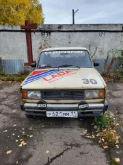 ВАЗ 2105, 1987 года выпуска. Светло-бежевый цвет кузова, госномер Р621ММ11, VIN: ХТА210500Н0879220. По всему корпусу имеются надписи и пятна ржавчины. Техническое состояние не проверялось. Наличие ключей и документов уточняется.