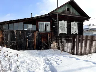 Жилое здание (площадь 61,5 кв.м.; год завершения строительства: 1949), кадастровый номер 66:41:0207017:18, и 
Земельный участок (Площадь, м2: 1078 +/- 11) с кадастровым номером: 66:41:0207013:8 
По адресу Свердловская область, г. Екатеринбург, п. Шувакиш, ул. Советская, д. 9