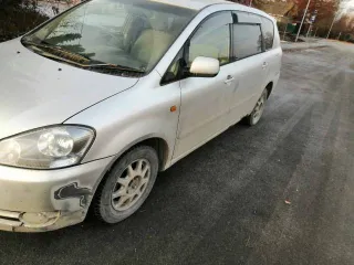 Toyota Ipsum 2001 года, 160 л.с., пробег 261797 км, АКПП. Цвет серый. Кузов АСМ260001992. Состояние: сгнившие пороги, кузов по днищу гнилой, задняя дверь гнилая, капот, решётка радиатора и передний бампер после удара, повреждён пластик салона, отсутствует задний редуктор привода и кардан.