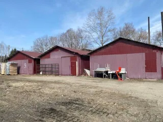 Промышленная база с земельными участками общей площадью 2329 кв.м, расположенная по адресу: ЕАО, г. Биробиджан, ул. Советская, дом 127. В состав входят: административное здание площадью 201,9 кв.м, назначение нежилое, этажность 1-2, материал наружных стен кирпичные, год ввода в эксплуатацию 1986…