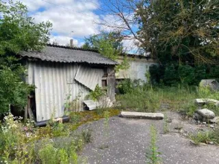 Административное здание, склады, гаражи 1368 м² Орловская область. Административное здание, назначение: нежилое, S - 300,5 м², 1968 г. Склад, назначение: нежилое, S - 118,5 м², 1952 г. Столярная мастерская, назначение: нежилое, S - 174,4 м², 1975 г. Гараж на 7 автомашин, назначение: нежилое, S -…