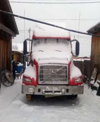 Volvo VNL 64 T660, 1999, грузовой тягач седельный, идентификационный номер (VIN) 4V4ND4JH8YN253088, цвет: красный.