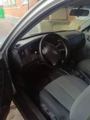 Автомобиль марки Hyundai модель Elantra, 2005 г.в., VIN KMHDN41BP6U247487, цвет серебристый, мощность двигателя 112 л.с. Имеются внешние повреждения: потертости, царапины, вмятины, очаги коррозии на кузове, трещины и сколы стекол. На момент публикации объявления на официальном сайте МВД России…