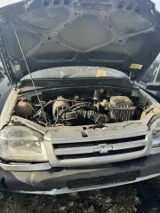 Chevrolet Niva 2004 года выпуска, светло-серебристый металлик, универсал. VIN: X9L21230040027362. Объем двигателя 1690 см³, мощность 58.5 кВт/79.6 л.с., экологический класс нулевой. Ключи и документы отсутствуют. Состояние: трещины и сколы на переднем бампере справа, трещины на лобовом стекле…