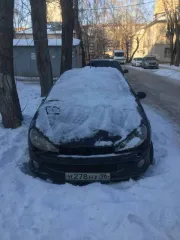 Peugeot 206 2004 года, черный цвет. VIN: VF32DNFUR44142927, ПТС: 66TM 596839, госномер: Н278НУ96. Производство: Франция. Бензиновый двигатель 110 л.с. Максимальная масса 1677 кг, снаряженная масса 1177 кг.