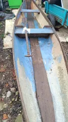 Samodelnaya derevyannaya lodka. Лодка кустарного производства выполнена из деревянных досок, обшита листами железа, на лодке частично осталась краска синего цвета, вдоль лодки имитируя борт прикреплены доски, и по днищу лодки, а также поперечные доски на сиденье - 1 шт. Рабочее состояние не…