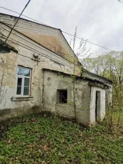Нежилое здание (объект культурного наследия Памятник и Усадьба Сухово-Кобылина А.В.: здание семинарии, в которой учился художник Е. Честняков), 1-этажное, общая площадь 140,8 кв. м. Адрес: Ярославская область, р-н Некоузский, с. Новинское, д. 78, кадастровый номер 76:08:040406:187, с земельным…