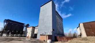 Нежилое здание (кормоцех) - 746,2 кв. м, кадастровый номер 35:22:0111025:1064
Нежилое здание (кормосклад) - 1 108 кв. м, кадастровый номер 35:22:0111025:1071
Земельный участок 2 605 +/-34 кв. м, кадастровый номер 35:22:0111025:909, земли населенных пунктов 
Земельный участок - 1 828 +/- 28 кв…