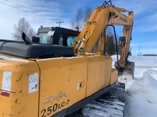 Экскаватор HYUNDAI R250LC 7 Экскаватор HYUNDAI R250LC 7, 2011 года выпуска, VIN № HHIHN701HB0002420, №двигатель: 26469563. Цвет   серый желтый. Мощность двигателя л.с.  кВт : 121  165 . Вид движителя   гусеничный, ПСМ ТС 722359 от 26.07.2011г.