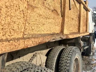 Грузовой самосвал МАЗ 551605 230 024, идентификационный номер  VIN  Y3M55160550005639 Грузовой самосвал МАЗ 551605 230 024, идентификационный номер  VIN  Y3M55160550005639, Цвет белый, год выпуска 2005. Тех. описание: государственные рег. знаки отсутствуют. Шины спущены  состояние невозможно…