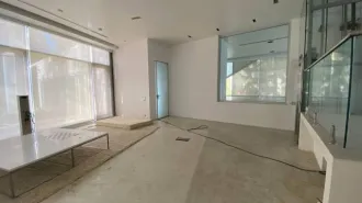 Дом 953,5 кв.м и земельный участок 3357 кв.м в Московской области, Одинцовский район, сельское поселение Горское, поселок Горки-2, ПДСК «Беркут-5». Кадастровый номер участка: 50:20:0040651:120. Кадастровый номер дома: 50:20:0040651:180. Встроенные стеллажи (5 шт), диваны желтого цвета (2 шт)…