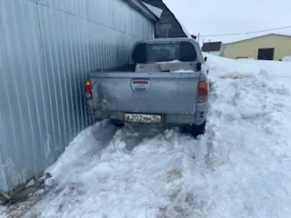 Mitsubishi L200 2014 Автомашина грузовой-бортовой Mitsubishi L200, 2.5 (пикап), 2014 г.в., серый, полный привод, дизельный, механика, на ходу, лобовое стекло разбито, вмятина на крыше кузова, аккумулятор снят, правое и левое зеркала отсутствуют. Местонахождение: РС(Я), Анабарский район, с…