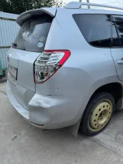 Toyota Vanguard 2008 года выпуска. Цвет кузова серый. Номер кузова ACA33-5210984. Номер двигателя 2AZ-H188296. Мощность 170 л.с., рабочий объем 2362 куб. см, тип двигателя бензиновый. Государственный регистрационный номер Н198ОУ75.