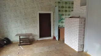 Дом, площадью 33,4 кв.м., кадастровый номер: 18:12:051067:255, расположенный на земельном участке, площадью 1 127 кв.м., кадастровый номер: 18:12:051067:19, адрес: Российская Федерация, Респ. Удмуртская, Кезский р-н, п. Кез, ул. Азина, д. 10, кв. 2