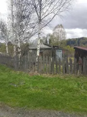 Дом 20,7 кв.м. и земельный участок 1161 кв.м. в Кемеровской обл., домовладение по адресу: Кемеровская область - Кузбасс, м.о. Таштагольский, п. Чугунаш, ул Центральная, д. 22, кадастровый номер ЗУ 42:12:0103002:212, площадь 1161 кв.м., кадастровый номер дома 42:12:0103002:439, площадь 20,7 кв.м.