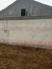 Здание нежилое (здание магазина), общей площадью 131,9 кв.м. и 
Земельный участок, общей площадью 210+/-10,0 кв.м, 
Адрес: Волгоградская область, х. Абрамов, ул. Кленовая, д. 1 
(Совместное имущество с бывшей супругой). 
Не является предметом залога