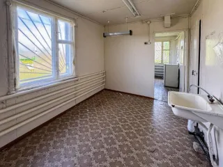 Нежилое здание площадью 88,5 кв. м и земельный участок площадью 867+/-10 кв.м. по адресу: Нижегородская область, г. Арзамас, микрорайон Кирилловский, линия 17-я, д. 1. Кадастровые номера: 52:40:0404001:2993 (здание), 52:40:0404001:2633 (земельный участок). Назначение здания: нежилое, 1 этаж…