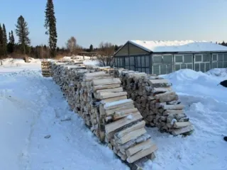 Поленница березовых дров-1,05м3                                    Поленница сосновых дров-0,54м3                                  Поленница еловых дров-3,61м3        Поленница пихтовых дров-3,61м3 Хранился на открытой площадке. Срублен предположительно в октябре 2024года.  Находится в  Пировском…