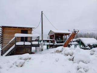 Производственный комплекс, включая недвижимое и движимое имущество: линия сортировки бревен на 7 карманов 2000 года выпуска; окорочный станок с подающим транспортером Cambio 66 1994 года выпуска. Рельсы одиночного пути протяженностью 335 м, кадастровый номер 11:09:0401001:258. Заточный станок для…