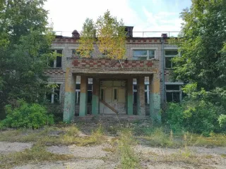 Здание школы, площадь 1208,5 кв.м, год ввода в эксплуатацию 1990, кадастровый номер 43:07:110601:441, назначение: нежилое здание, расположенное по адресу: Кировская область, р-н Вятскополянский, д. Ямышка, ул. Новая, д. 10а, земельный участок, площадь 6546 кв.м, кадастровый номер 43:07:110601:661…