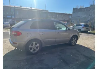 Renault Koleos 2008 года выпуска, VIN VF1VY0C0VUC266652. На момент осмотра автомобиль на ходу, имеет коррозию по кузову и сколы лакокрасочного покрытия. Ознакомление с имуществом по предварительной договоренности по электронной почте: 9513739194@mail.ru с указанием контактных данных.