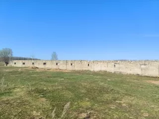 Объект незавершенного строительства с кадастровым номером 02:30:151102:169, площадью 1136,2 кв.м, и земельный участок с кадастровым номером 02:30:151102:170, площадью 5680 кв.м. Категория земли – сельскохозяйственного назначения, разрешенное использование – сельскохозяйственное. Адрес: Российская…
