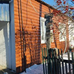 Квартира 61,6 м² в Кемеровской области, пгт Верх-Чебула, ул. 40 лет Победы, д. 1, кв. 1. Кадастровый номер: 42:16:0101002:2356. Земельный участок под домом предоставлен в аренду по договору №136. Финансовым управляющим получено согласие арендодателя, Комитета по управлению муниципальным имуществом…