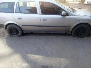 Opel Astra G Caravan 2003 года, государственный номер А794АХ/180 регион, VIN W0L0TGF3542014488. В комплекте ключ от автомобиля и свидетельство о регистрации. Имеет признаки эксплуатации, видимые дефекты и механические повреждения, возможны скрытые повреждения и дефекты.