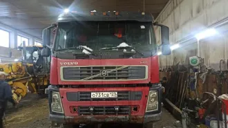 Грузовой самосвал БЦМ-53 на шасси Volvo FM Truck 6x6, г.в. 2007, VIN X3W6539B070000093, цвет кабины красный, кузов синий. Работоспособность не проверялась. Расположено по адресу: г. Кола, Кильдинское шоссе, д. 18.