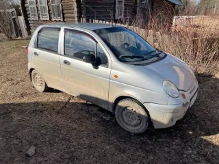 Daewoo Matiz, 2004 г., г/н Е454ТА18, VIN: XWB4A11BD4A019611, цвет серебристый, объем 796 см³, мощность 37.5 кВт/51 л.с., тип: легковой хэтчбек. Передний бампер с трещинами. Коррозия и отслоение ЛКП по периметру кузова. Ключи и документы в наличии. Продается в текущем состоянии, скрытые дефекты не…