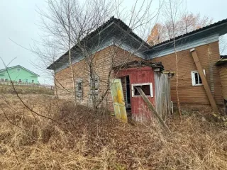Нежилое здание 198.6 кв.м, Архангельская область. Одноэтажное здание, материал стен - деревянные, общая площадь 198,6 кв. м., год завершения строительства – 1960, кадастровый номер 29:14:140801:591, адрес: Российская Федерация, Архангельская область, Пинежский муниципальный округ, д. Цимола, д…