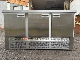 Холодильный стол для салатов HiCold SLE3-111GN (без крышки). Является бывшим в употреблении имуществом, могут иметься скрытые недостатки.