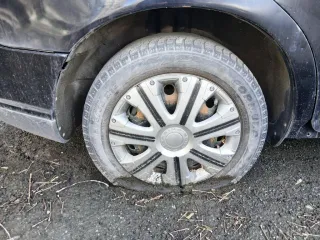 Volvo S40, 2007, черный, 141 734 км, 1 596 МТ (99,96 л.с.), бензин, передний, VIN YV1MS204282363187, седан, в нерабочем состоянии, разбито лобовое стекло, вмятины на правой стороне кузова и дверях, отломлено правое боковое зеркало, множественные повреждения кузова коррозией, багажник не…