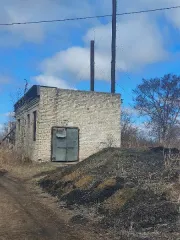 Здание котельной с оборудованием, Приморский край, с. Лукьяновка. Здание бывшей котельной (аварийное под разбор) и оборудование котельной (списанное, металлолом): котел Универсал-б, котел КВТС – 0,3, котел УКВр-0,45, труба дымовая H=22 м, емкость для резерва воды – 3 м3, расположенных по адресу…