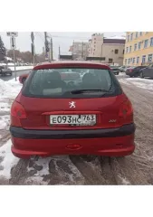 Легковой автомобиль PEUGEOT 206, 2006 г.в., VIN VF32AKFWR44989191, цвет: красный, мощность двигателя 74,8  л.с., объем двигателя 1060 куб.см. Коробка автомат, багажник крашеный, из коробки течет масло, с радиатора антифриз. По ходовой тоже есть нюансы. На ходу.