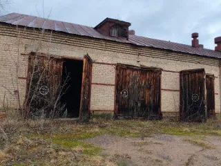 Помещение хозяйственного корпуса, площадь 249,6 кв.м, кадастровый номер 43:07:020101:1472, 1960 года постройки, назначение помещения: нежилое, 1 этажное, расположенное по адресу: Российская Федерация, Кировская область, муниципальный район Вятскополянский, городское поселение Краснополянское…