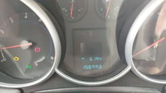 Chevrolet Cruze 2014 года выпуска, белого цвета. VIN: XUUJF35E9E0001495, ПТС: 33РВ 617196, государственный номер: К742НН53. Производитель: ЗАО АВТОТОР МЕНЕДЖМЕНТ (Россия). Модель двигателя: F16D4, бензиновый, номер: 140690010, мощность 124 л.с. (91 кВт), объем 1598 куб. см. Номер кузова…